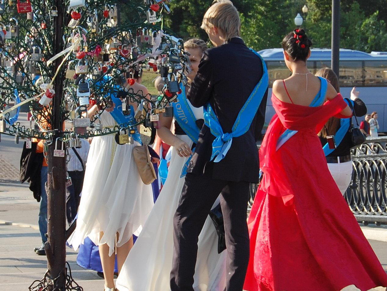 Puente de los candados con los jóvenes vestidos de gala para su graduación