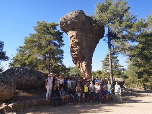 Un grupo de personas junto a un caballo